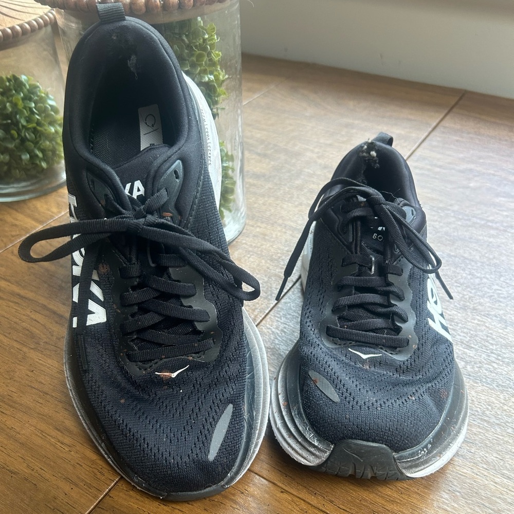 Black Hoka Bondi 8